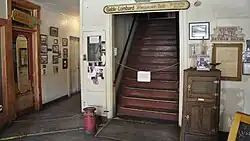 De trap naar de suite van Clark Gable en Carole Lombard in het Oatman Hotel