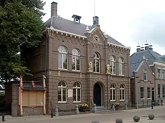 Voormalig gemeentehuis, getroffen door brand op 1 december 2019