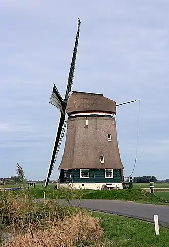 De vrij plompe Ambachtsmolen (binnenkruier)