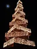 De obelisk in Santo Domingo is feestelijk versierd voor de kerst, Dominicaanse Republiek.