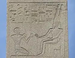 Detail van de obelisk Thoetmosis knielt voor Amon