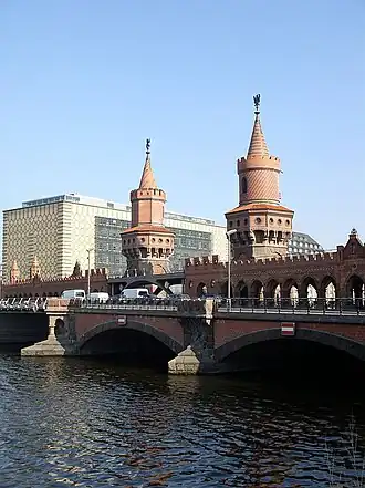 De Oberbaumbrücke verbindt de wijken Kreuzberg en Friedrichshain