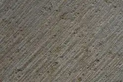 Een gebijld stuk Obernkirchener zandsteen