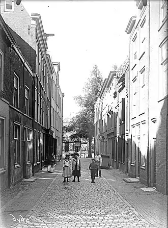 Beschuitsteeg: Gezien van de Nieuwstraat naar de Nieuwe Rijn (1900) gefotografeerd door Henri Obreen