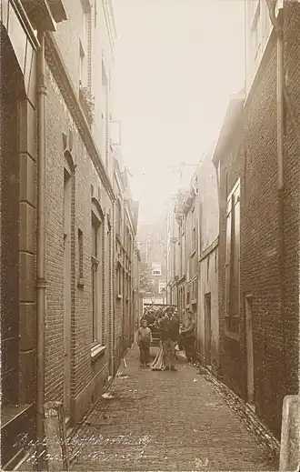 Dullebakkersteeg gezien van de Haarlemmerstraat naar de Oude Rijn