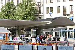 De hoofdingang uit 1952