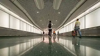 Noordelijke tussenverdieping gezien richting de roltrappen naar het perron.