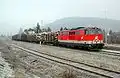 2143 met goederentrein in Wöllersdorf aan de Gutensteinerbahn