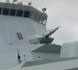 Het Deense vlaggenschip L-16 Absalon met millennium-kanon.