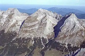 De Vogelkarspitze, Östliche Karwendelspitze en Grabenkarspitze vanuit het zuiden