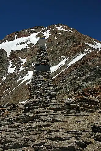 De Ötzi gedenksteen op de Tiesenjoch, dicht bij de Similaun in de Ötztaler Alpen, de plaats waar Ötzi werd gevonden