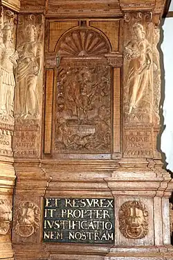 Reliëf Opstanding aan de kansel