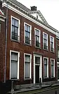 Huis met klassieke gevel met rechte kroonlijst en fronton