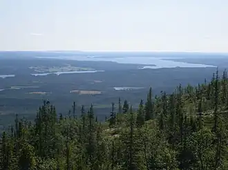 Het meer Näldsjön vanaf de Hällberget