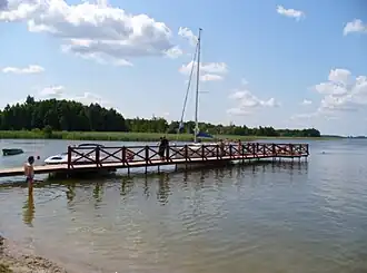 Een haventje bij Ogonki aan het meer
