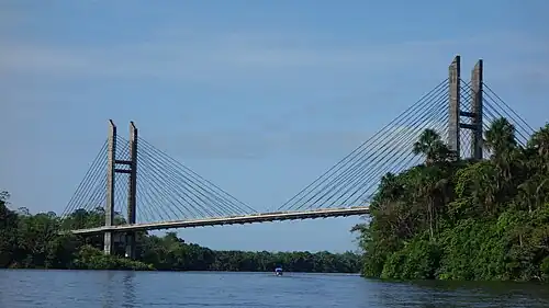 De brug over de Oiapoque tussen Saint-Georges in Frans-Guyana en het tegenovergelegen Oiapoque in Brazilië