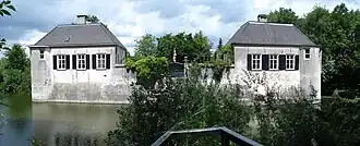 De bijgebouwen uit 1825 van het kasteel