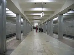 Een metro bij een van de panelen met de Sovjetvlag