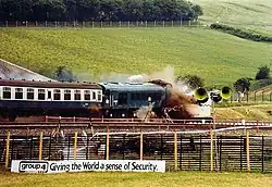 Het moment van de botsing tijdens de botsproef met het vat voor kernafval op de Old Dalby Test Track, 17 juli 1984.