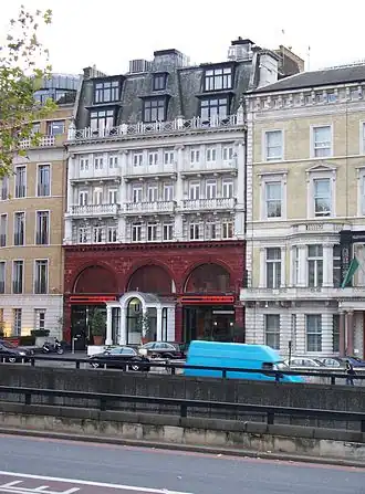 Het oude stationsgebouw aan Knightsbridge