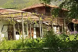 Een oud huis in het dorp