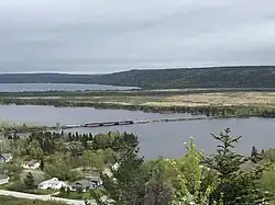 De oude spoorwegbrug over de rivier