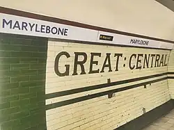 De oorspronkelijke naam op de tegels.