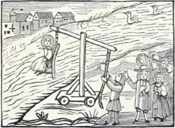 Een "heks" wordt in de rivier neergelaten, houtsnede uit de 18e eeuw