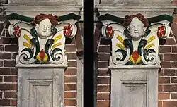 De kapitelen naast de ingang aan de bovenzijde