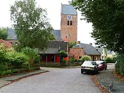 Gezicht op de Schoolstraat met restaurant 't Kleine Oestertje en de Ludgeruskerk op de achtergrond