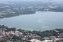 Luchtfoto van het meer (anno 2002)