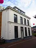 Fors pand van twee lagen met kap. Het pand is voorzien van pleisterwerk, banden, sierlijsten en plinten.Voormalig hotel.
