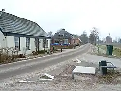 Huizen langs de Oldenzijlsterweg. Het tweede huis staat op de plek van de vroegere herberg