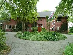 Hoofdingang Zen River (voormalige volkshogeschool)