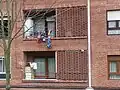 Olentzero, de kerstman en de Drie Koningen op een balkon in Bilbao, december 2018