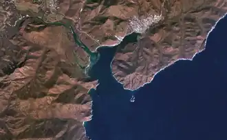 Olgabaai aan de kust met Olga in het noordoosten