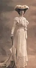 Olga de Meyer, met paraplu, 1905