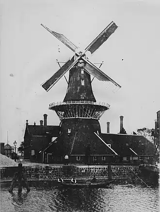 Een vooraanzicht van de molen tussen 1898 en 1902