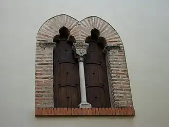 Twee keer een variant op een drielob: een met spitsboogvorm (in bifora)