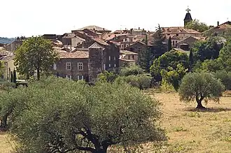 Zicht op het dorp met olijfgaard