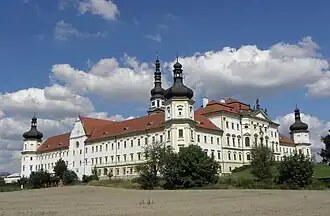 Het voormalige klooster gezien vanuit het zuidwesten