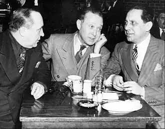 Harry Langdon (midden)