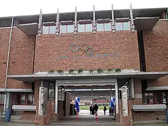 Ingang Olympisch Stadion met aan weerszijden beelden (april 2008)