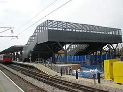 De olympische loopbrug gezien vanaf het zuidelijke eilandperron