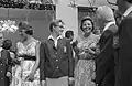 Gastelaars tijdens de ontvangt van de Olympische sporters op de ambassade (1960).
