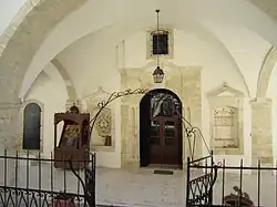 Voor de ingang van de kerk