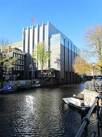 Onbekendegracht met de achtergevel van Theater Carré