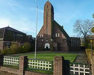 Vooraanzicht, met links de pastorie