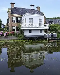 Voormalig kantongerecht met gevangenis boven het Winsumerdiep