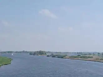 Doorkijk vanaf Molenbrug (Kampen) over de IJssel naar Scherenwelle (L) en Onderdijkse Waard (R)